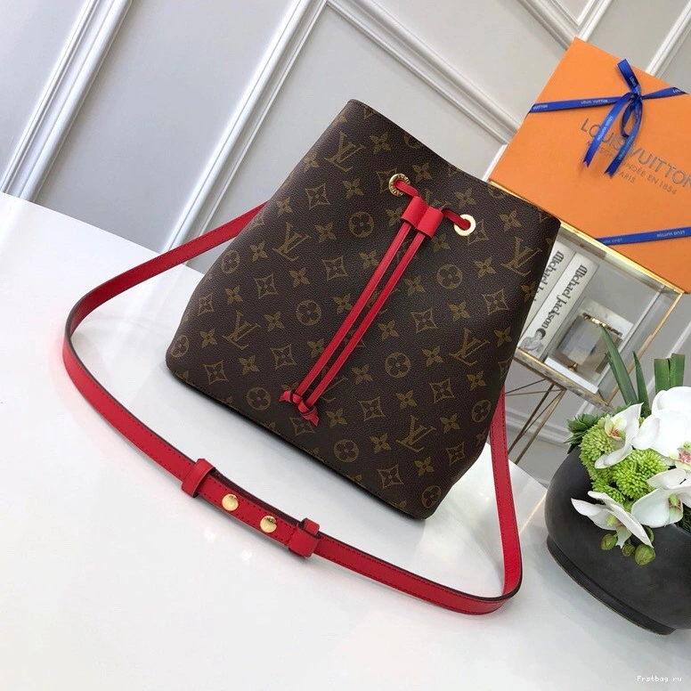 First bag ru VUITTON NÉONOÉ LOUIS 0809